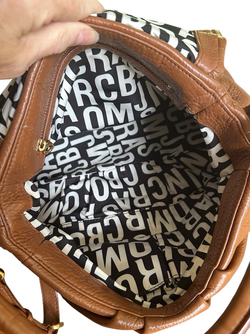 Marc by Marc Jacobs Tan Pebbled Leather Shoulder Bag with Gold Plaque - Picture 8 of 13